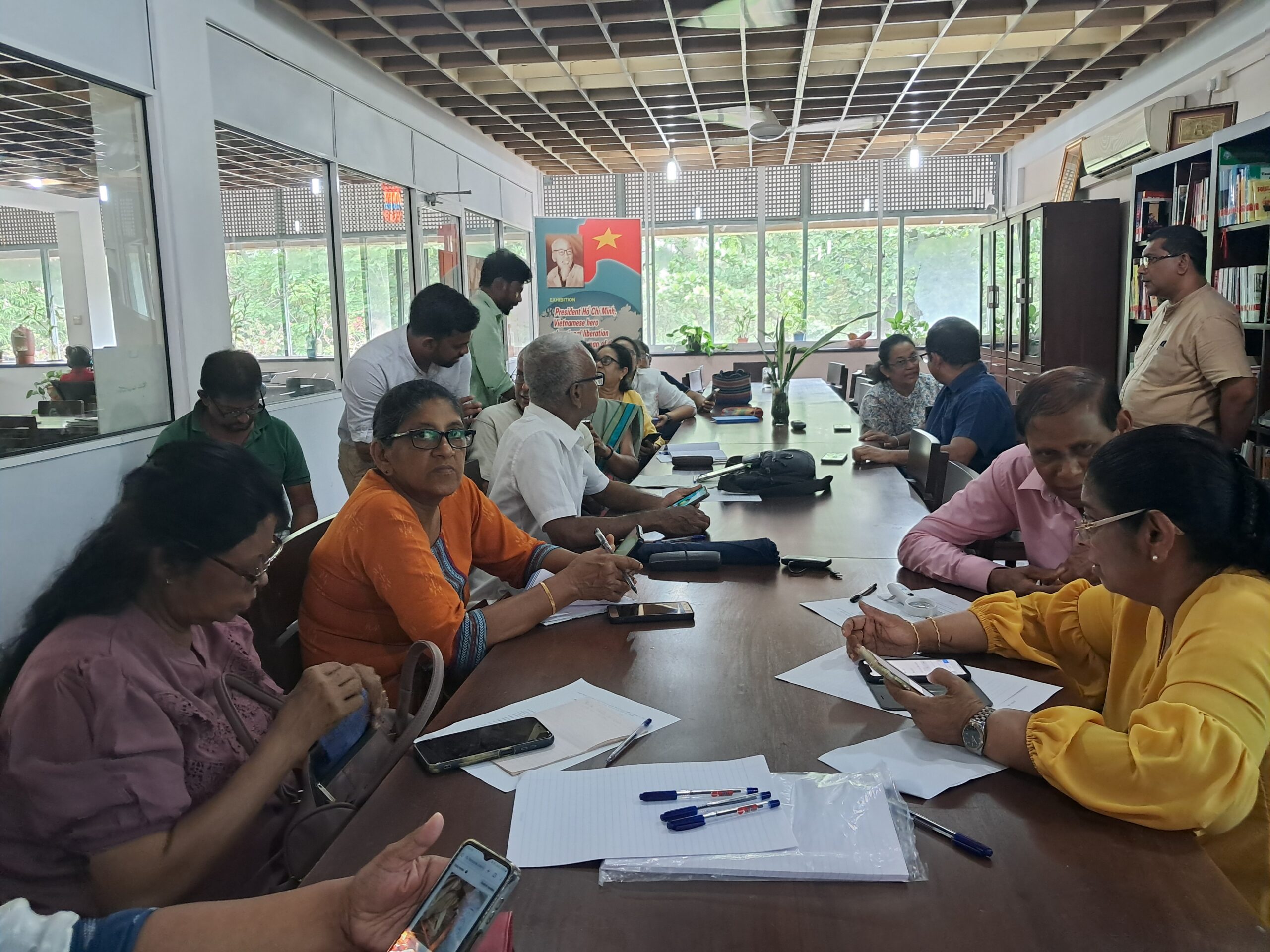 Mr. Hiran Sameera conducting a hands-on smartphone session.